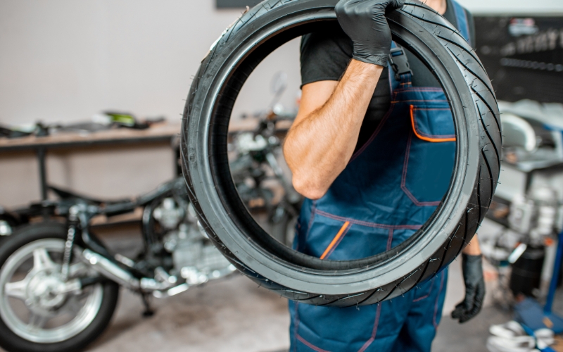 Lý Do Bạn Nên Lựa Chọn Dịch Vụ Vá Xe Máy Tận Nơi Của Làng 168